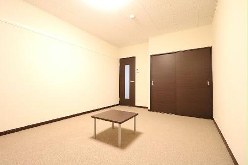 居室・リビング　広々とした室内にお好きな家具を設置して下さい。