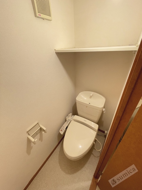 トイレ　人気アイテムの温水洗浄便座。清潔感のあるトイレです。