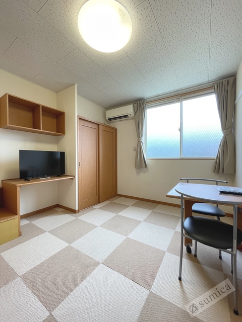 居室・リビング　内装は落ち着いています。おおきな窓で明るさを演出。