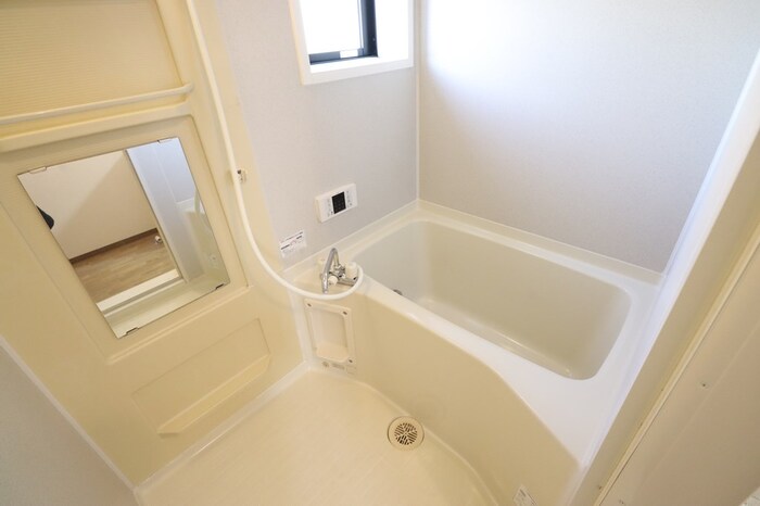 バス・シャワールーム　追い焚き給湯式浴室（小窓付）