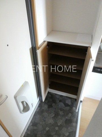 玄関　下駄箱付き