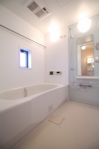 バス・シャワールーム　窓のある１坪お風呂