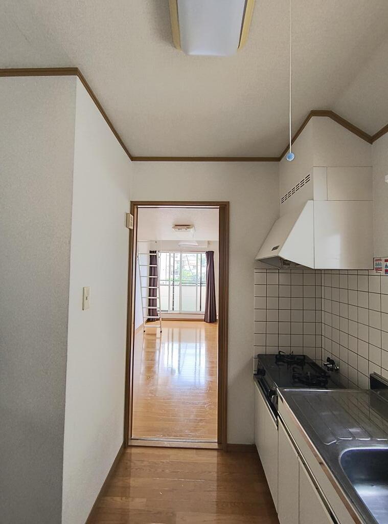 キッチン　キッチンには冷蔵庫及び電子レンジも備え付です。