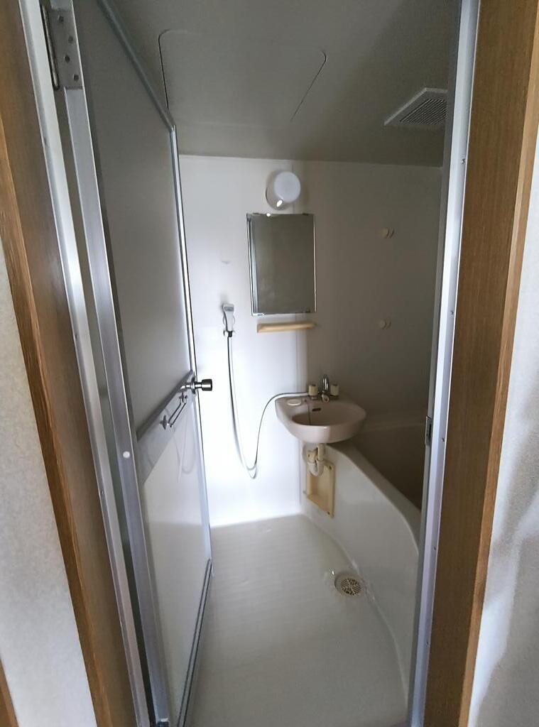 バス・シャワールーム　独立バスルームなので湯舟ではなく脇で洗えます。