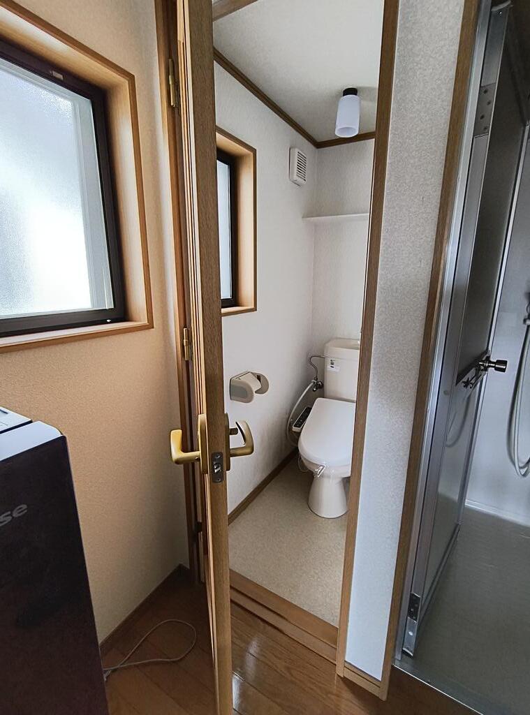トイレ　温水洗浄付便座です。