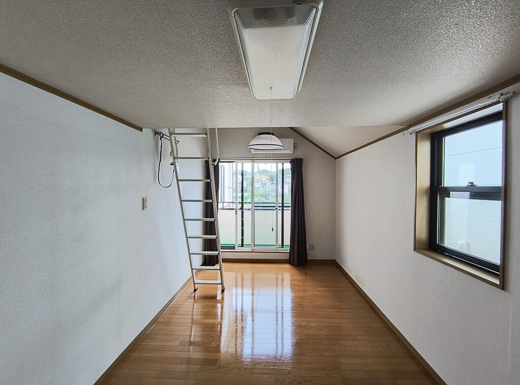 居室・リビング　洋室8帖、机及び収納BOX付