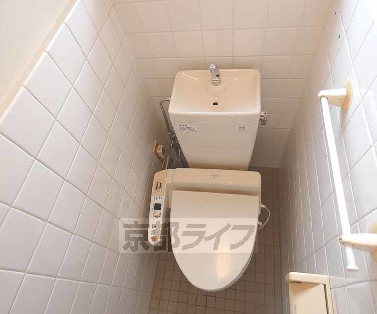 トイレ　ウォシュレット付きトイレです。