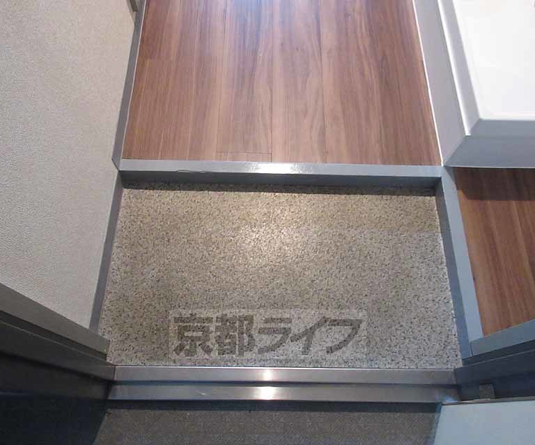 玄関　一人暮らしには十分の広さです