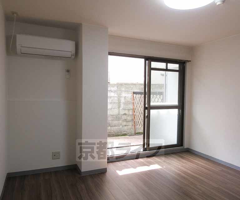 居室・リビング　風通しの良い洋室です