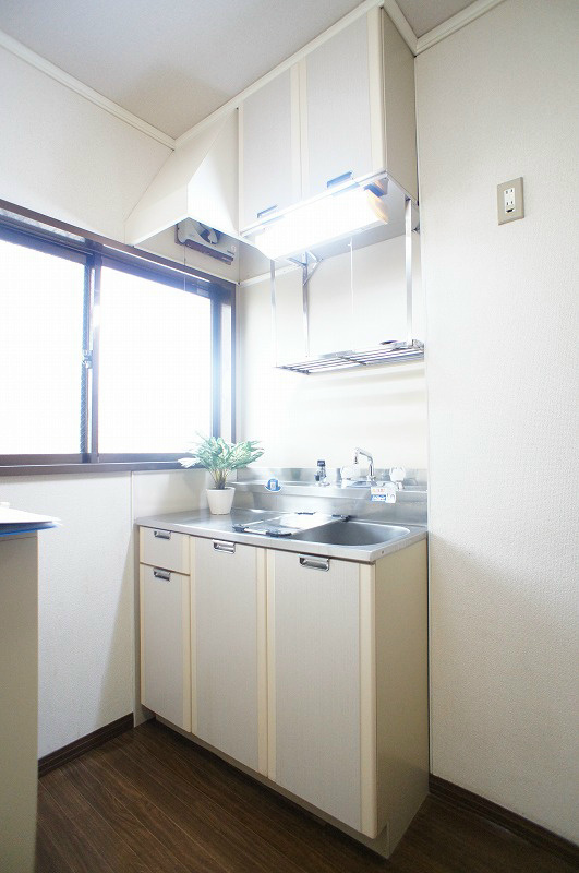 キッチン　窓付きキッチンで明るく換気も出来ます。