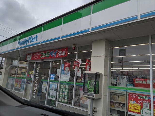 コンビニ　ファミリーマート東青梅五丁目店（コンビニ）まで569m