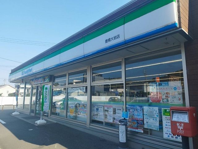 コンビニ　ファミリーマート（コンビニ）まで750m