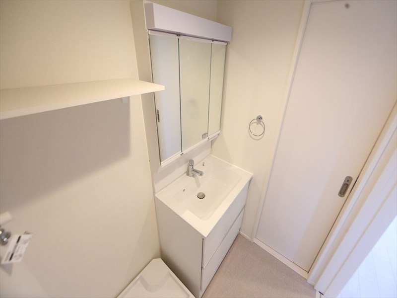 洗面設備　脱衣所　独立洗面台（シャンプードレッサー付）　同仕様写真