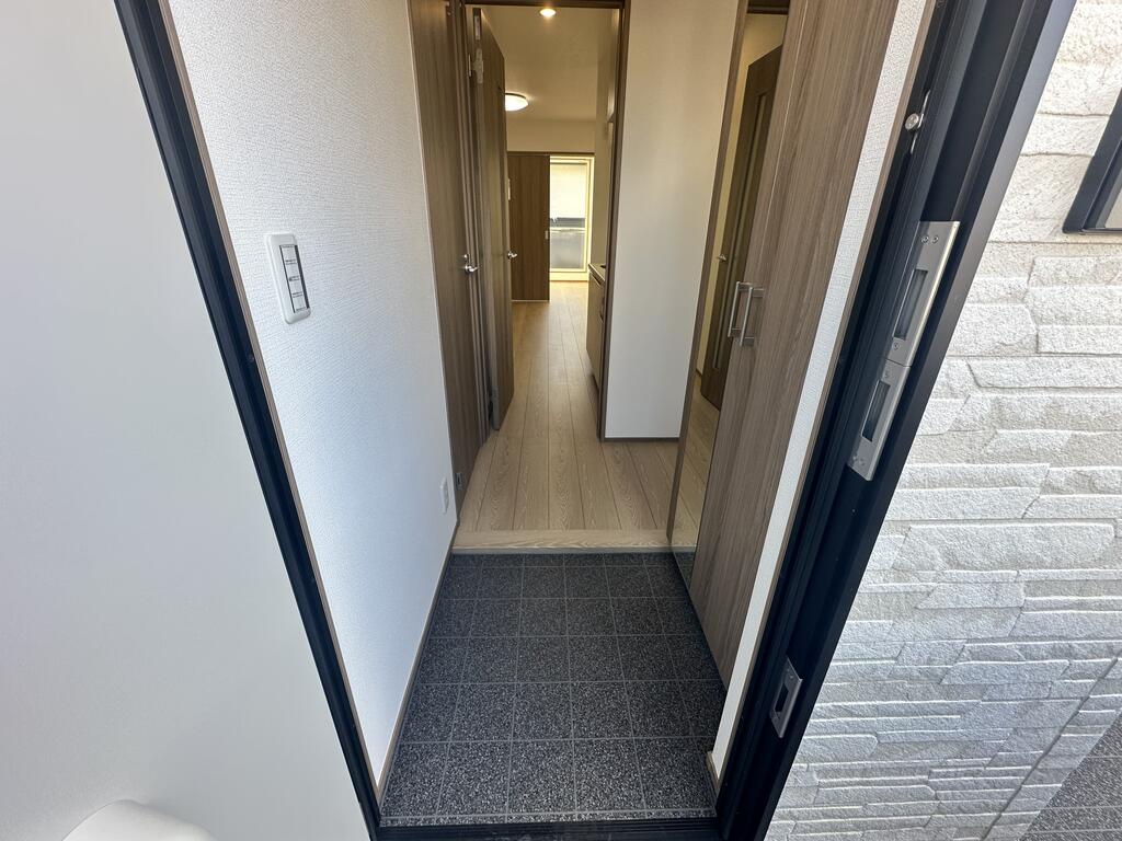 玄関　当社管理の別物件の参考写真です。