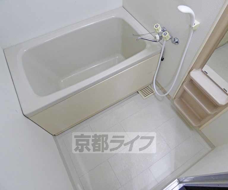 バス・シャワールーム　ゆったりしたバスルームです