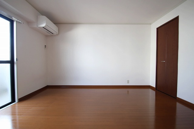 居室・リビング　同物件、別号室のものです。