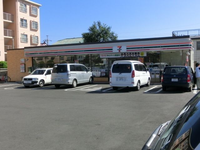 コンビニ　セブンイレブン（コンビニ）まで870m