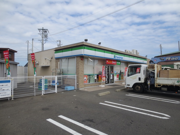 コンビニ　ファミリーマート（コンビニ）まで615m