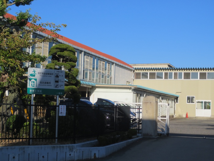小学校　葉栗小（小学校）まで2040m