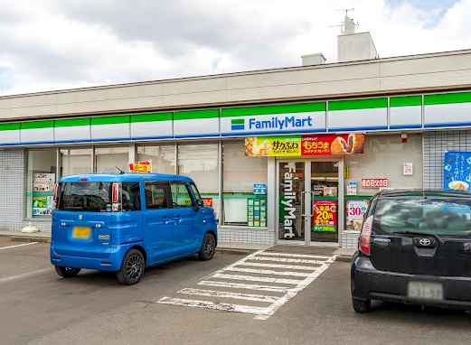 コンビニ　ファミリーマート恵庭京町店（コンビニ）まで62m