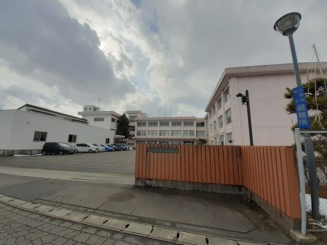 中学校　五泉市立五泉北中学校（中学校）まで684m