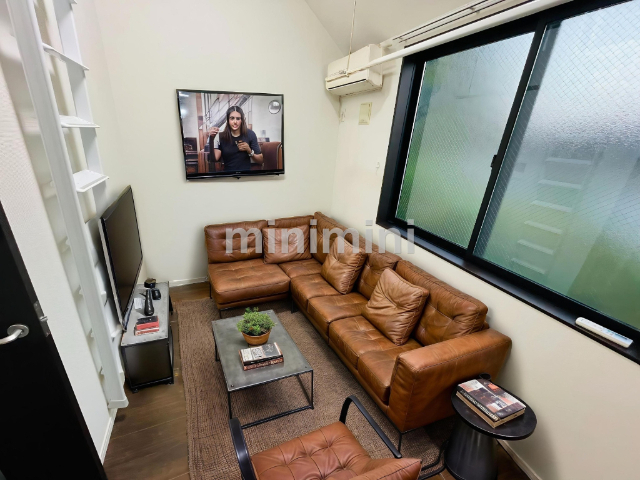 居室・リビング　室内実写にＡＩで家具を合成、家具等は付帯しません。