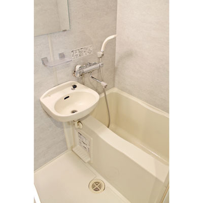 バス・シャワールーム　バスルームは2点ユニット型でお掃除がまとめてできます