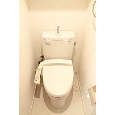 トイレ　上部収納棚にストック品等収納できます