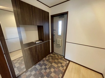 玄関　写真は同施工会社の類似物件です。