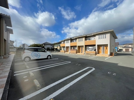 駐車場　写真は同施工会社の類似物件です。