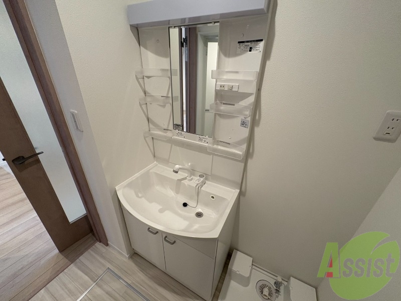 洗面設備　洗面台はシンプルなつくりで手入れがしやすそうですね。