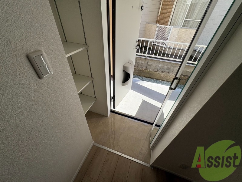 玄関　玄関からの様子です。すぐ部屋が見えないのは安心ですね。