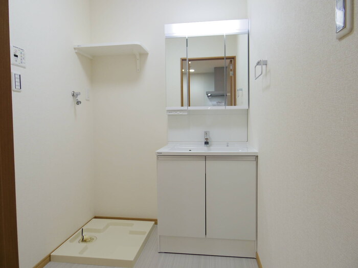 洗面設備　三面鏡付洗面化粧台