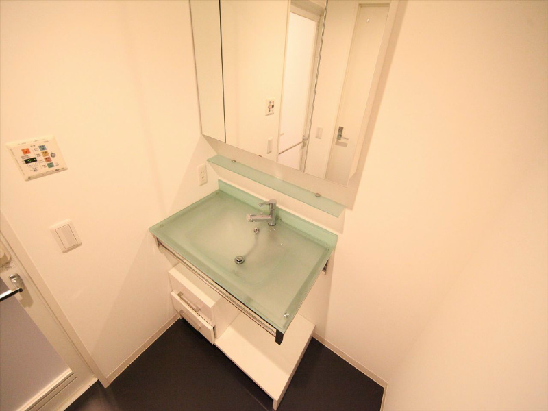 洗面設備　脱衣所　独立洗面台（シャンプードレッサー付）