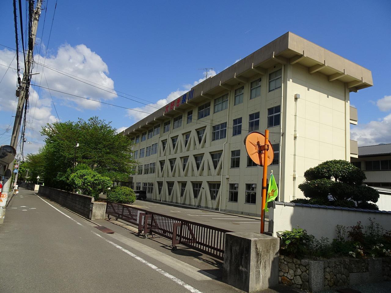 中学校　新居浜市立泉川中学校（中学校）まで1255m
