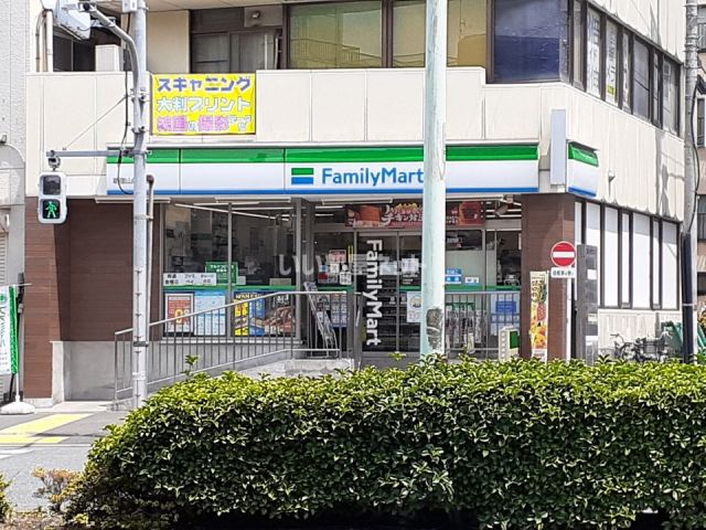 コンビニ　ファミリーマート新宿山吹町店（コンビニ）まで105m