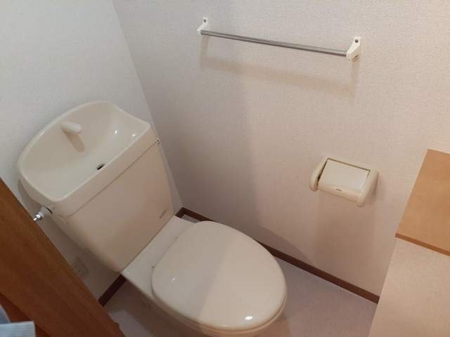 トイレ　清潔感のあるトイレです