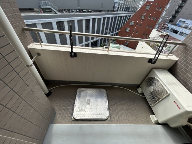 バルコニー　同物件、別号室のものです。
