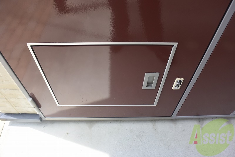 玄関　玄関には宅配ボックスあり。