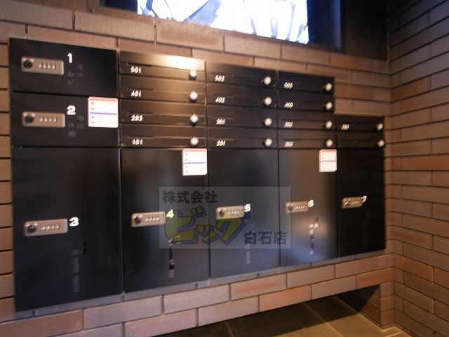 エントランス　留守中も荷物が受け取れて便利な宅配ＢＯＸ完備しています♪