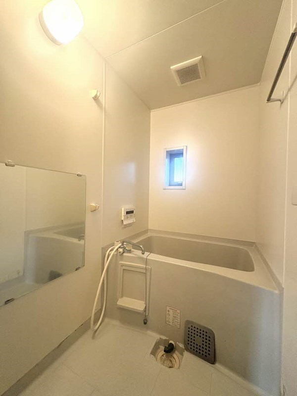 バス・シャワールーム　窓付きで換気もしやすいです。