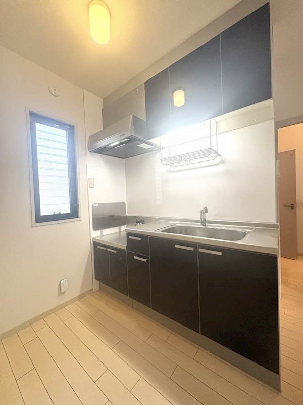 キッチン　窓付きで換気もしやすいです。