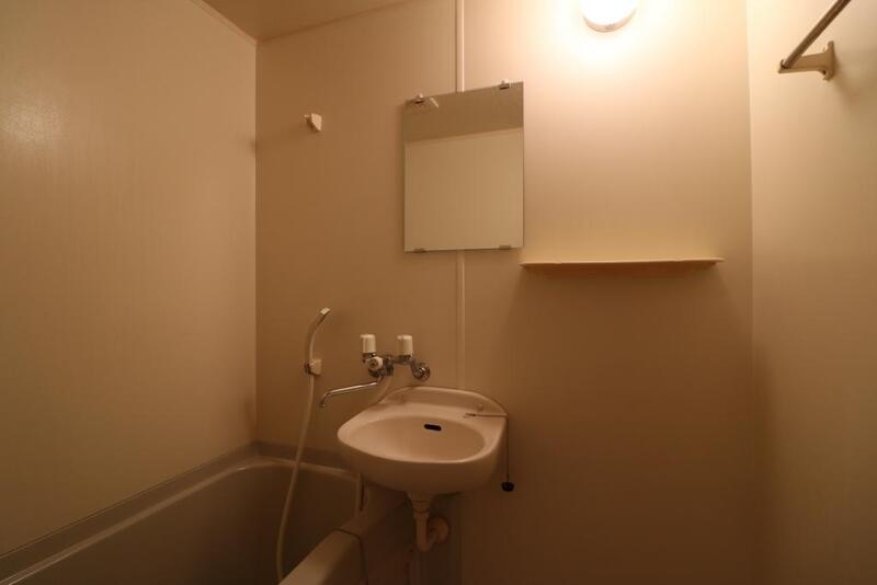 洗面設備　鏡付きの洗面台です。