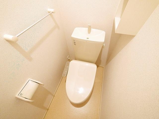 トイレ　落ち着いた色調のトイレです