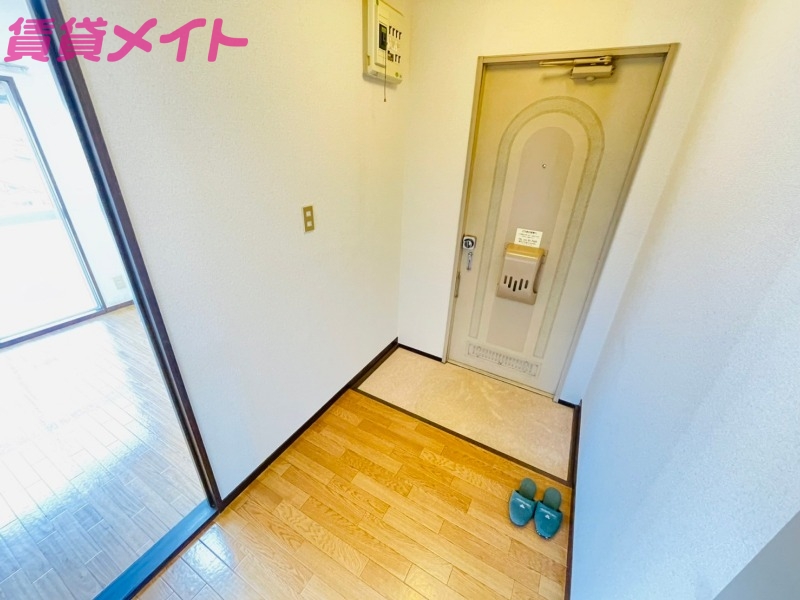 玄関　別部屋反転写真です