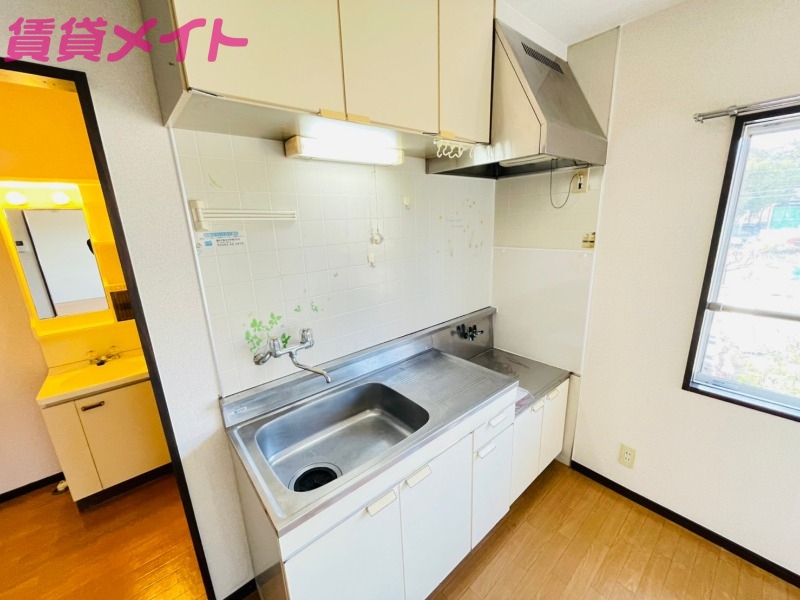 キッチン　別部屋反転写真です