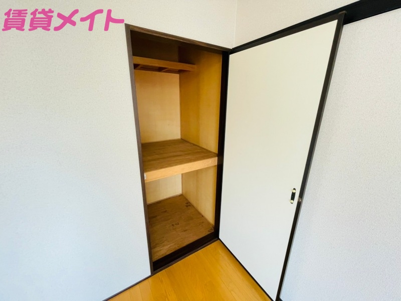 収納　別部屋反転写真です