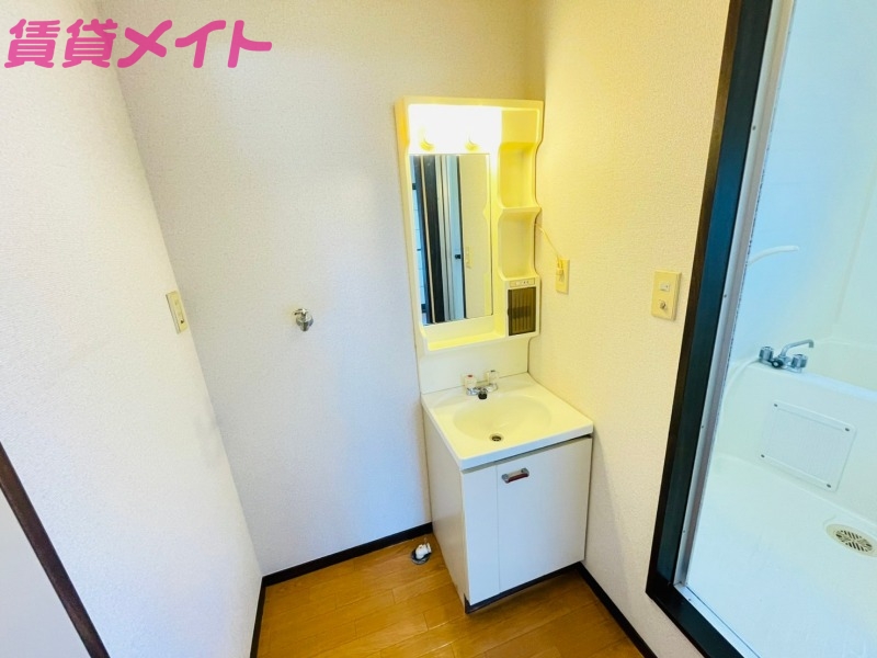 洗面設備　別部屋反転写真です