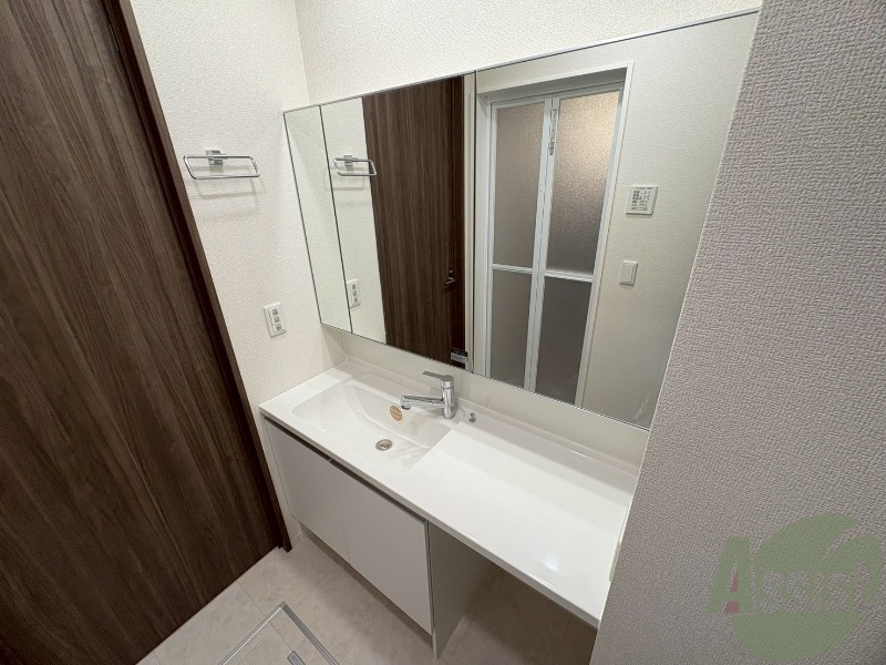 洗面設備　鏡も大きく、毎日の身支度が楽しみになりますね。