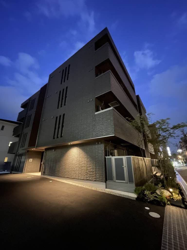 建物外観　夜の外観もライトアップでオシャレですね♪